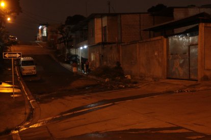 La mujer fue baleada en la parte exterior de su casa, cerca a los sacos de piedras.