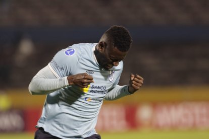 El equipo camarata revive en el torneo internacional. Desde el minuto 74 jugó con un hombre menos por la expulsión de Arón Rodríguez.
.