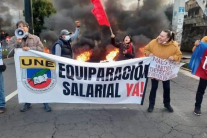 Decenas de maestros agrupados en la UNE protestaron en el sur de Quito este jueves 28 de abril.