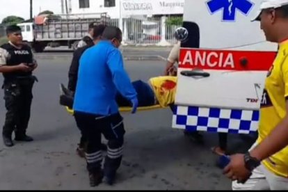 Una ambulancia trasladó al herido al hospital, donde se recupera de la herida de bala.