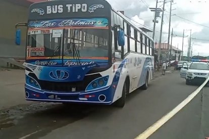 La unidad de transporte urbano donde se cometió el crimen, fue retenida para investigaciones.