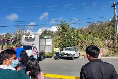 Por el impacto, la camioneta  arrinconó con fuerza a la víctima hasta un montículo de tierra.