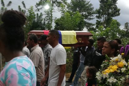 El sepelio se realizó la tarde del miércoles. El féretro fue llevado en hombros.