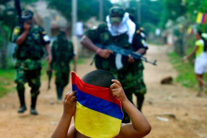 Miembros de la guerrilla del Ejercito de Liberación Nacional (ELN) se enfrentaron con otro grupo armado irregular sin importarles la presencia de niños y civiles inocentes