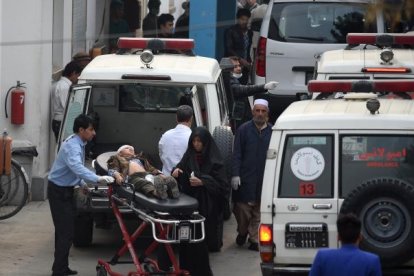 Un niño afgano herido es trasladado de una ambulancia al hospital Estiqlal después de una explosión suicida masiva en una mezquita chiíta en Kabul el 21 de noviembre de 2016.