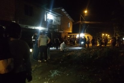 Luego del ajusticiamiento los lugareños buscaron ayuda para el caído, pero ya era tarde.