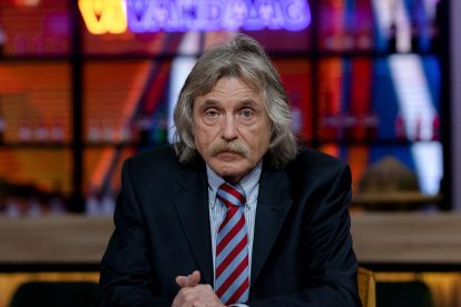 El comentarista y exfutbolista Johan Derksen está en aprietos, luego de confesar que abusó de una mujer en su juventud.