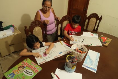 Doña Luisa piensa en darle lo mejor a sus nietos, por eso les compró Colorito.