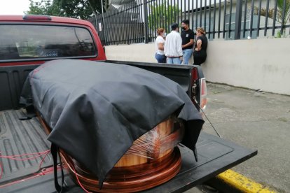 El féretro con los restos de esta nueva víctima de la delincuencia en Los Ríos.