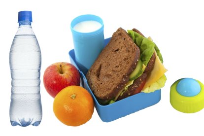 En la lonchera de los niños se debe incluir fruta y agua.