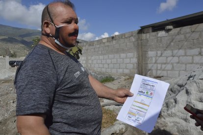 Carlos Torres muestra la factura en la que le cobran por el  servicio.