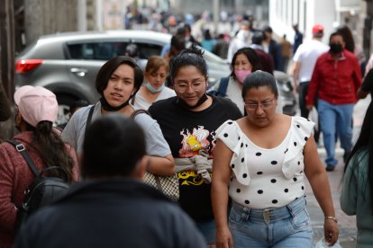 En la capital, pocas personas salieron sin el cubrebocas. Quienes lo hicieron se sintieron ‘libres’ de usar este implemento.