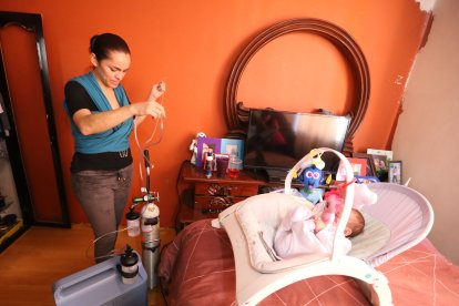 Sarita depende del oxígeno artificial, sobre todo en las noches. El equipo fue adecuado a su casa.