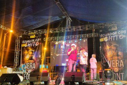 La gente está reunida para ver la pelea de Chito Vera.