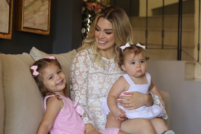 Si tu opción no es vestirte igual que tus hijas, puedes jugar con los colores, que de igual manera se verán cool con ese toque de uniformidad.