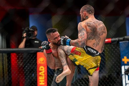 El ecuatoriano Marlon Vera (i) venció por decisión unánime al estadounidense Rob Font.