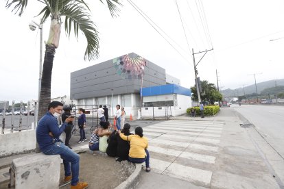 Familiares de las víctimas acudieron al Laboratorio de Criminalística y Ciencias Forenses.