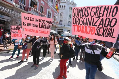 Cerca de 50 sexoservidoras participaron en la marcha por el Día Internacional del Trabajo.