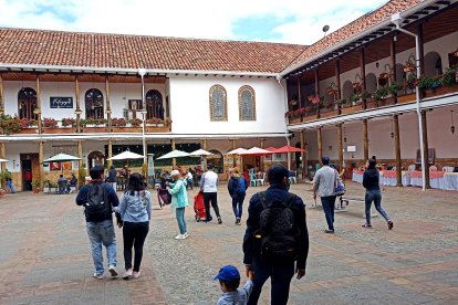 Los visitantes disfrutaron de paseos por los sitios históricos de la capital azuaya y de las bondades de los balnearios de la parroquia de Baños.