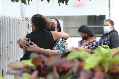 Familiares de Patricio Castro, una de las cinco victimas mortales llegaron al Laboratorio de Criminalística.