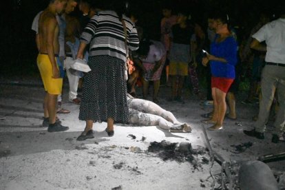 Tras el accidente en el ingreso norte a Milagro, una de las víctimas quedó atrapada en la moto en llamas.