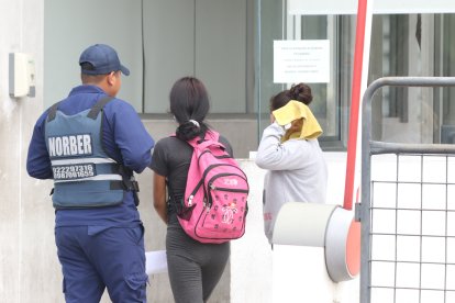 La hermana y la tía del jovencito de 14 años asesinado acudieron al Laboratorio de Criminalística.