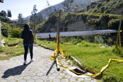 El paso peatonal unía a Pomasqui con tres sectores. El sitio está cerrado con cintas amarillas.