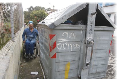 En las calles de  Quito, algunos depósitos de basura dejan sin espacio al ciudadano.