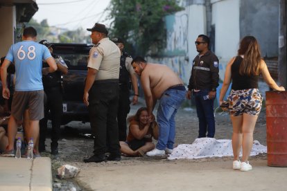 Familiares de Jefferson José Chiriguaya Zambrano lloraban al pie de su cadáver, el cual fue cubierto con una sábana. Estaban destrozados.