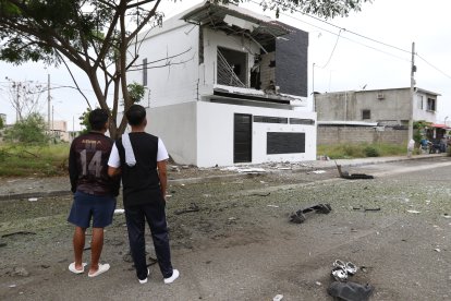 Así quedó la casa donde dejaron el artefacto  explosivo. En la calle aún hay rastros de la explosión.