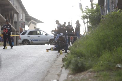 Peritos de la Policía se encargan de tomar indicios del asesinato.