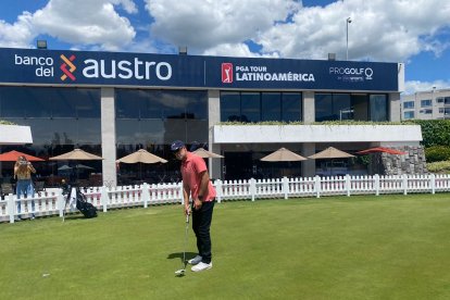 El exfutbolista argentino Gabriel Omar Batistuta tuvo su primer contacto con el campo del torneo en Quito.