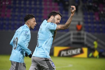 El volante de Emelec anotó los dos goles que le dan temporalmente la victoria a Emelec.