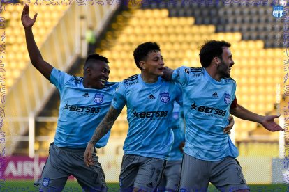 Emelec dominó de visitante y pudo conseguir una victoria por goleada, que lo revive en Copa Libertadores.