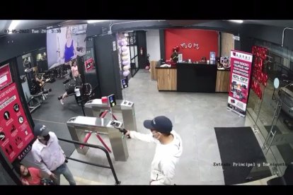 Se llevaron los celulares de los clientes y del personal que labora en el establecimiento.