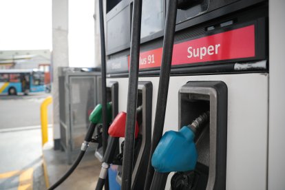 El costo de los combustibles es una de las principales preocupaciones de los ecuatorianos en los actuales momentos.