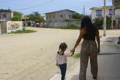 La mujer con su pequeña.