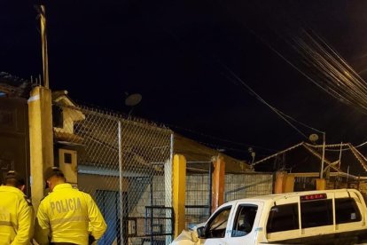 La camioneta se estrelló contra el muro de una vivienda.