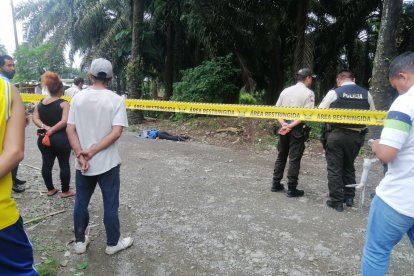 La mujer quedó tirada sobre una vía empedrada.