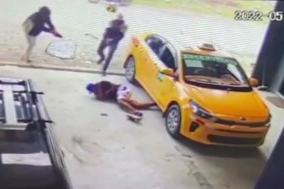 El hombre quiso esconderse en un taller automotriz, pero lo agarraron a balazos.