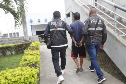 El detenido tenía en su poder dos armas de largo alcance. Además registra un antecedente penal.