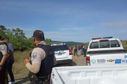 El hallazgo fue hecho por un niño en Monte Sinaí, norte de Guayaquil . La víctima vestía jean azul y camiseta roja.