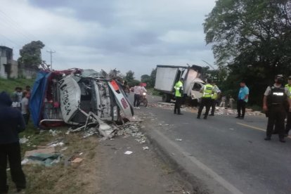 Vista de los dos automotores involucrados en el accidente que dejó un fallecido.