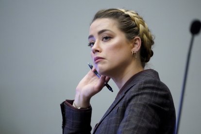Fairfax (United States), 02/05/2022.- US actress Amber Heard listens in the courtroom at the Fairfax County Circuit Court in Fairfax, Virginia, USA, 02 May 2022. US actor Johnny Depp sued his ex-wife US actress Amber Heard for libel in Fairfax County Circuit Court after she wrote an op-ed piece in The Washington Post in 2018 referring to herself as a 'public figure representing domestic abuse.' (Estados Unidos) EFE/EPA/STEVE HELBER / POOL