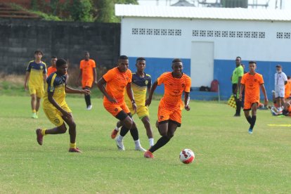 El club Naranja Mecánica se alista para debutar en el fútbol profesional.