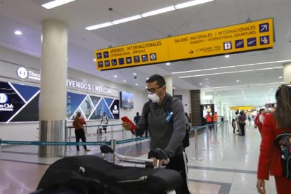 Ecuador dejará de pedir certificado de vacunación para ingresar a aeropuertos