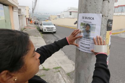 La hija de la desaparecida ha pegado hojas con la foto de la señora en Quito.