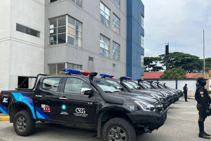 Cynthia Viteri entrega camionetas a la Policía Nacional