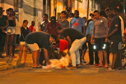 El cadáver de Valencia fue levantrado en una sábana.