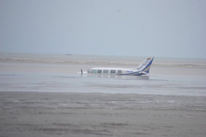 Con la marea baja, la aeronave es totalmente visible desde la orilla.